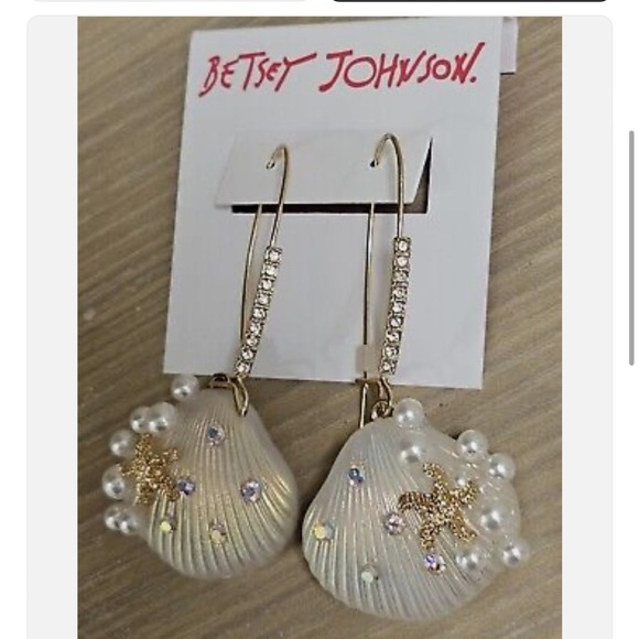 RARE Betsey Johnson Iridescent Scallop Shell Clam Faux Pearl Earrings NWT - Picture 4 of 4